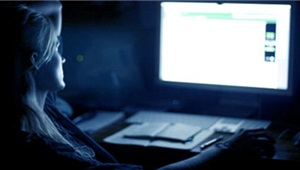LUCE BLU:Smartphone e pc invecchiano la pelle!!ECCO LA SOLUZIONE...