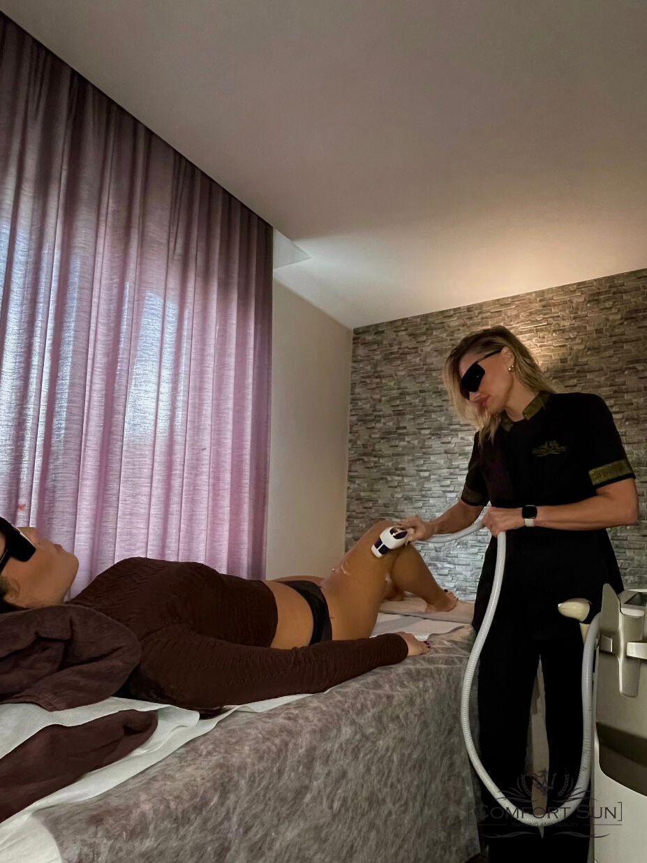 Trattamento di epilazione laser sulla gamba nel centro Comfort Sun